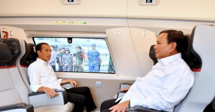 Naik Kereta Cepat Ke Bandung Foto : Setpres