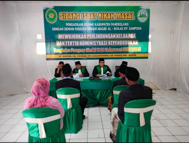 PA Pandeglang Sahkan Pernikahan 22 Pasangan Suami Istri Sidang isbat nikah di Majelis Taklim Al-Hamidi, di Kampung Sampora, Kelurahan Cigadung, Kecamatan Karangtanjung, Kabupaten Pandeglang, Jumat (22/9/2023).(Istimewa)