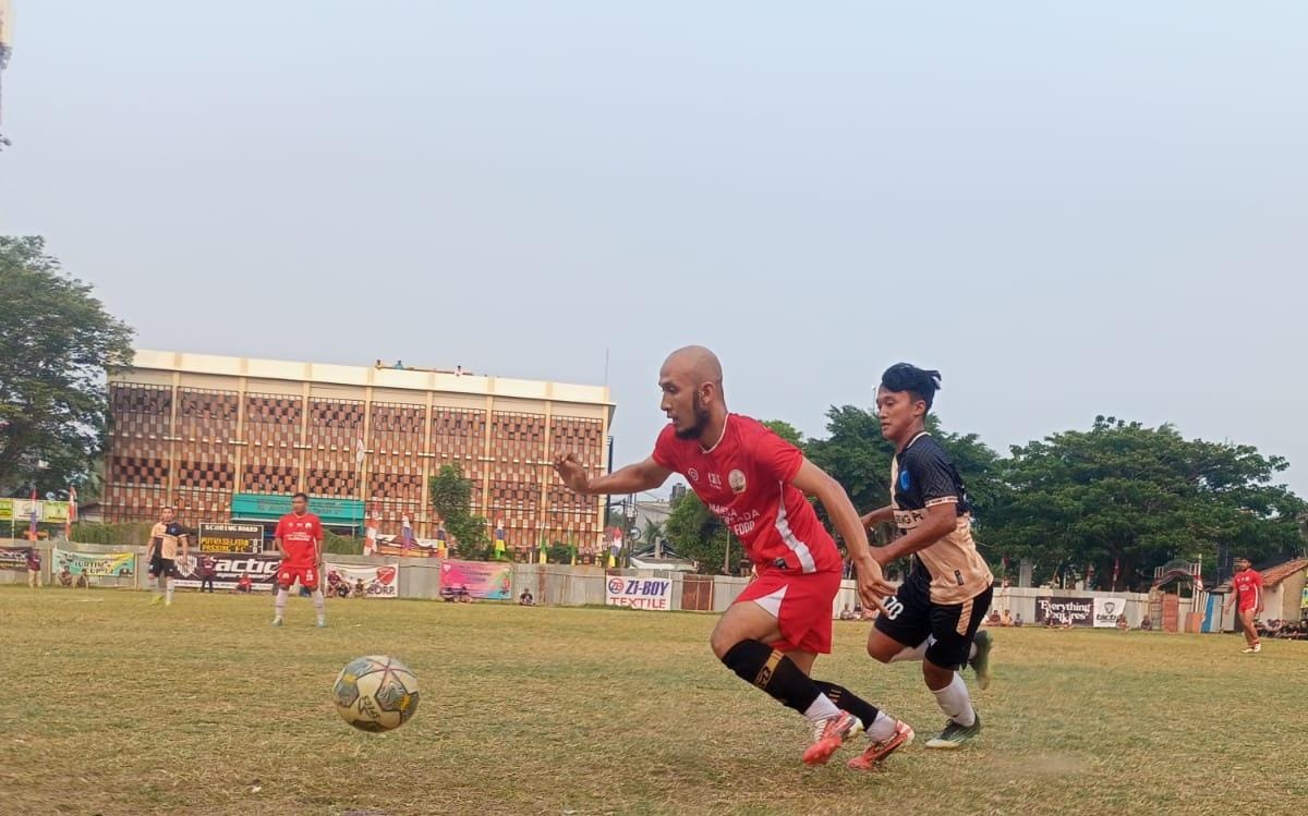 Passing Paksa Putra Selatan Lolos Lewat Drama Adu Penalti, Golok Setan Menghunus Marabunta Gelandang Putra Selatan berkepala pelontos, Raja mengejar bola.(Foto: Red/tangselpos.id).