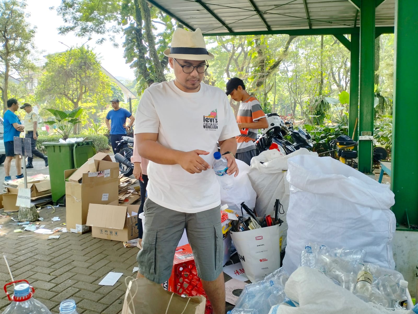 Peduli Lingkungan, Pilar Ikut Nimbang Sampah di Bank Sampah Green Cove Asri Foto : Ist