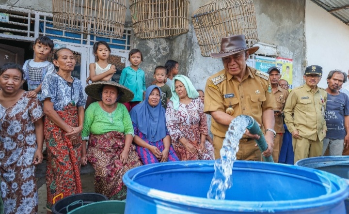 Pemprov Banten Salurkan Bantuan Air Bersih ke Masyarakat Foto : Humas Pemprov