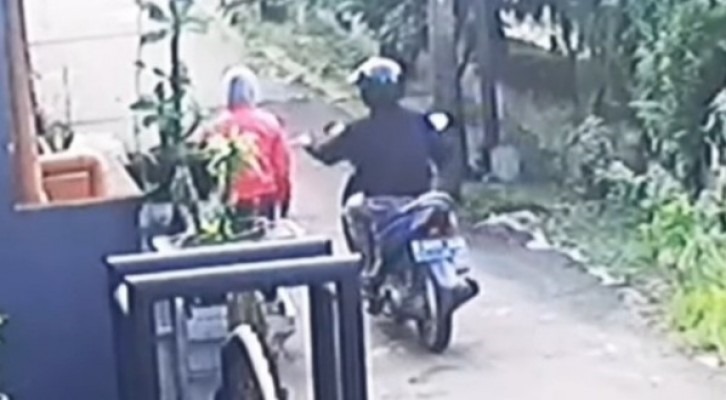 Perempuan Muda Jadi Korban Begal Payudara Di Ciputat Terlihat cuplikan aksi premotor yang akan melancarkan aksinya melecehkan seoprang Perempuan. Video tersebut kini viral di media sosial.(dra)