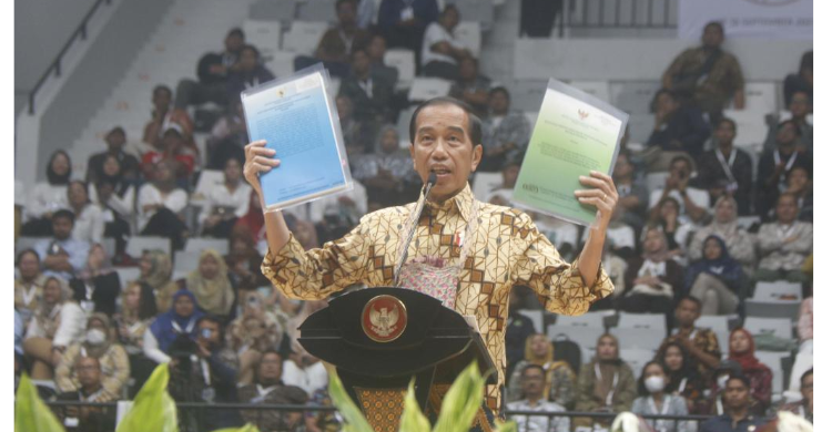 Presiden Jokowi menunjukkan SK Perhutanan Sosial dan SK Tanah Objek Reforma Agraria (TORA), saat Festival LIKE, di Indonesia Arena, Gelora Bung Karno, Jakarta, Senin (18/9). (Foto: RM)