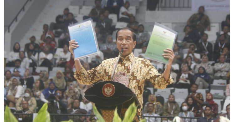 Pohonnya Kurang, Kendaraan Banyak Presiden Jokowi menunjukkan SK Perhutanan Sosial dan SK Tanah Objek Reforma Agraria (TORA), saat Festival LIKE, di Indonesia Arena, Gelora Bung Karno, Jakarta, Senin (18/9). (Foto: RM)
