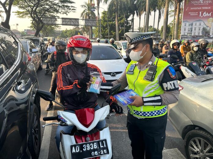 Polisi Bagikan Masker & Vitamin Ke Pengendara Ist.