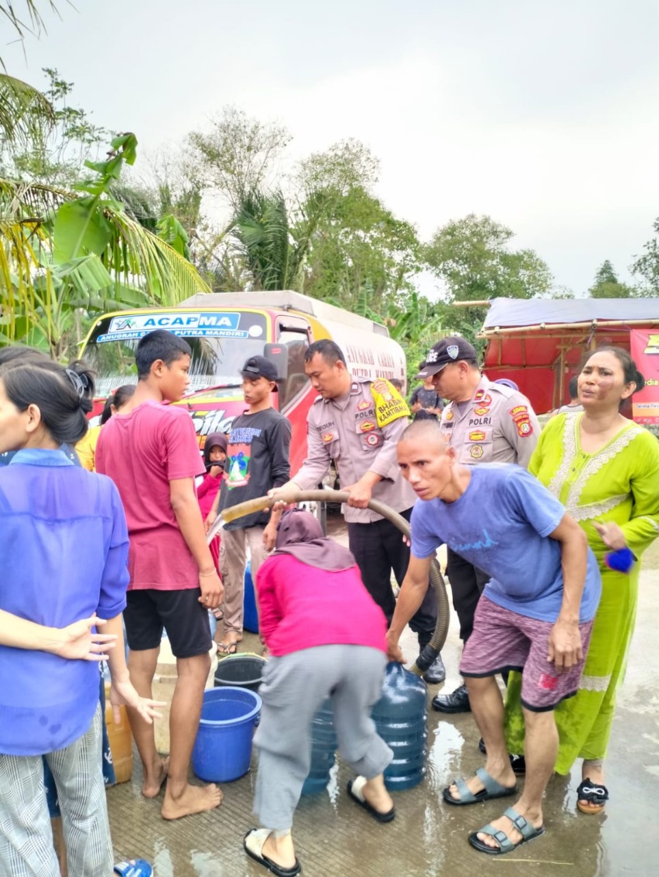 Polres Salurkan Air Bersih Ke Legok Polres Tangsel memberikan bantuan air bersih kepada warga di Kecematan legok, Kabupaten Tangerang. Kegiatan tersebut merupakan bakti sosial Polres Tangsel kepada masyarakat.(dra)