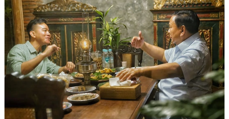 Prabowo-Gibran Dielus-elus Bahlil Foto : Ist