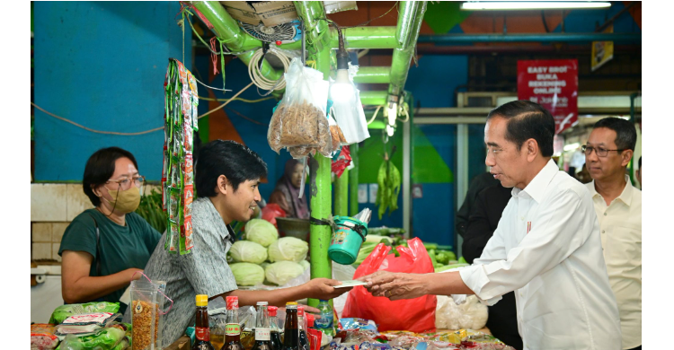 Presiden Blusukan Di Pasar Jatinegara, Temui Harga Beras Masih Tinggi Foto : Setpres