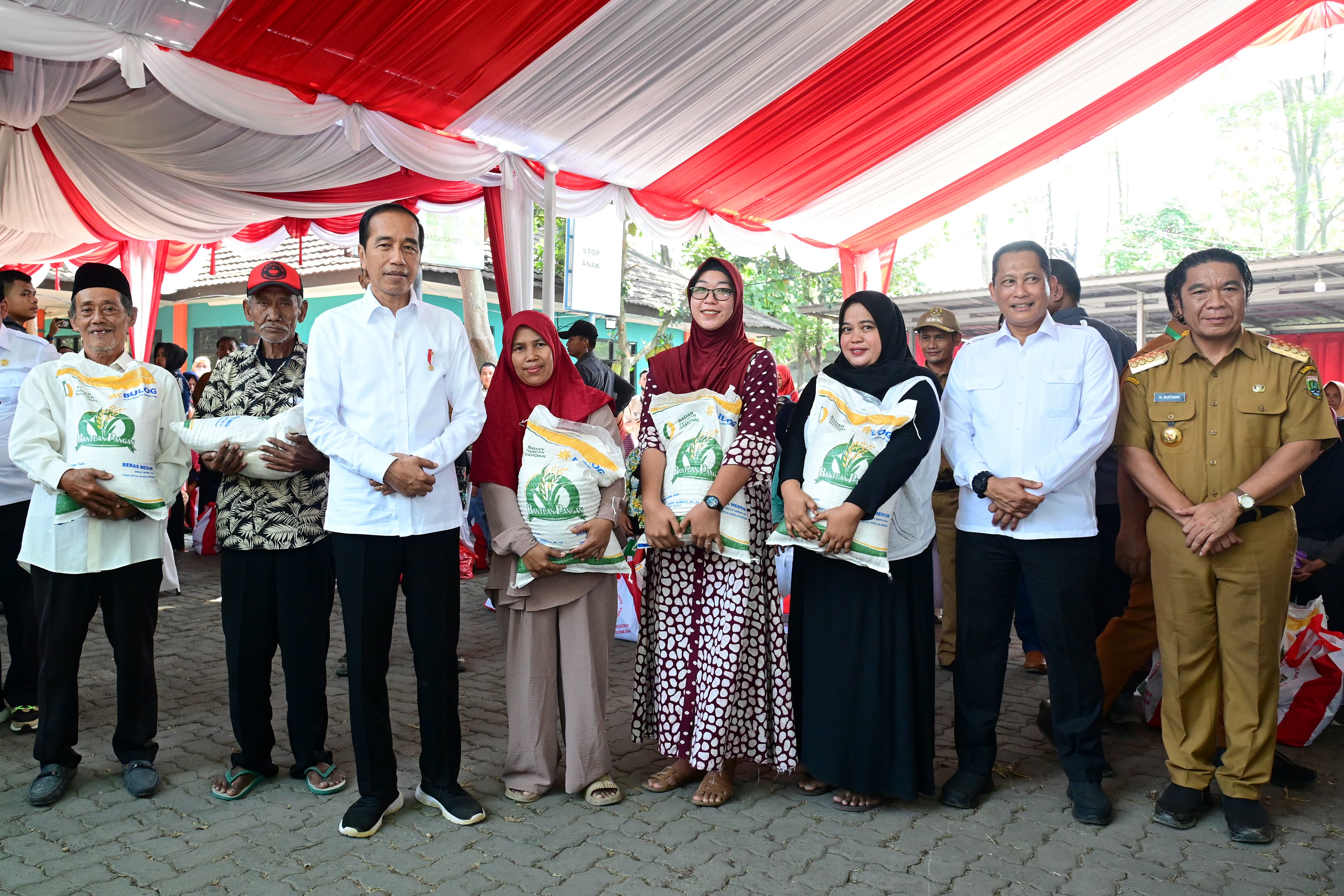 Presiden Jokowi Serahkan Bantuan Pangan Beras ke KPM di Cilegon Foto : Setpres