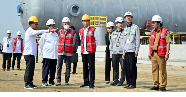 Presiden Jokowi Tinjau Pembangunan Industri Petrokimia Di Cilegon Presiden Joko Widodo meninjau area perengkahan nafta PT Lotte Chemical Indonesia LCI di Kota Cilegon, Provinsi Banten, pada Selasa, 12 September 2023. Foto: Setpres