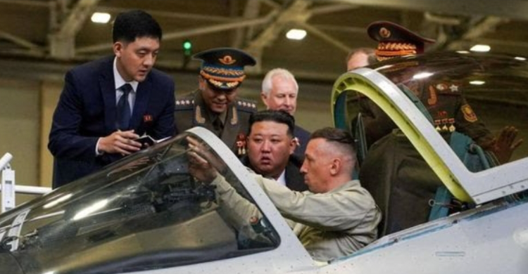 Kim Jong Un kedua kanan saat mengamati salah satu jet tempur yang diproduksi pabrik pesawat. (Ist)