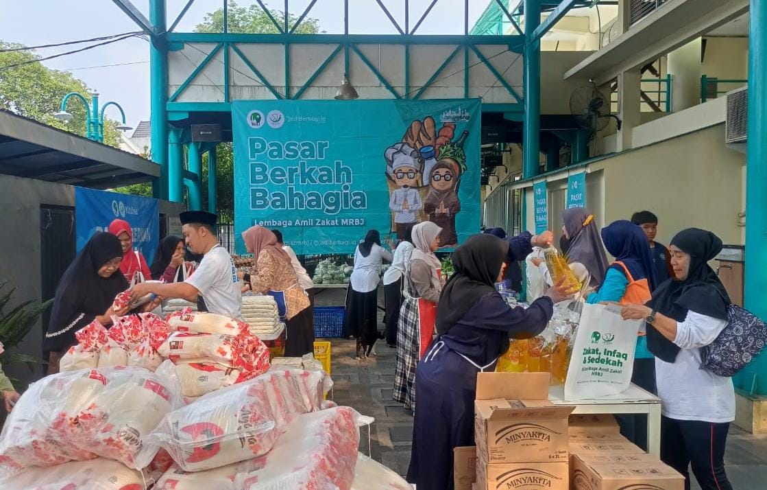Ratusan Warga Belanja & Makan Cuma-cuma Bayar dengan Doa di MRBJ Warga berbelanja gratis di Pasar Berkah Bahagia yang digelar Masjid Raya Bintaro Jaya, Selasa (19/9).(Foto: Red/tangselpos.id).