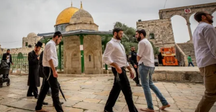 Para jemaah Yahudi mengunjungi Temple Mount di Yerusalem, Israel, pada Minggu 17/9/2023 sebagai bagian dari perayaan Rosh Hashanah. Foto : Ist
