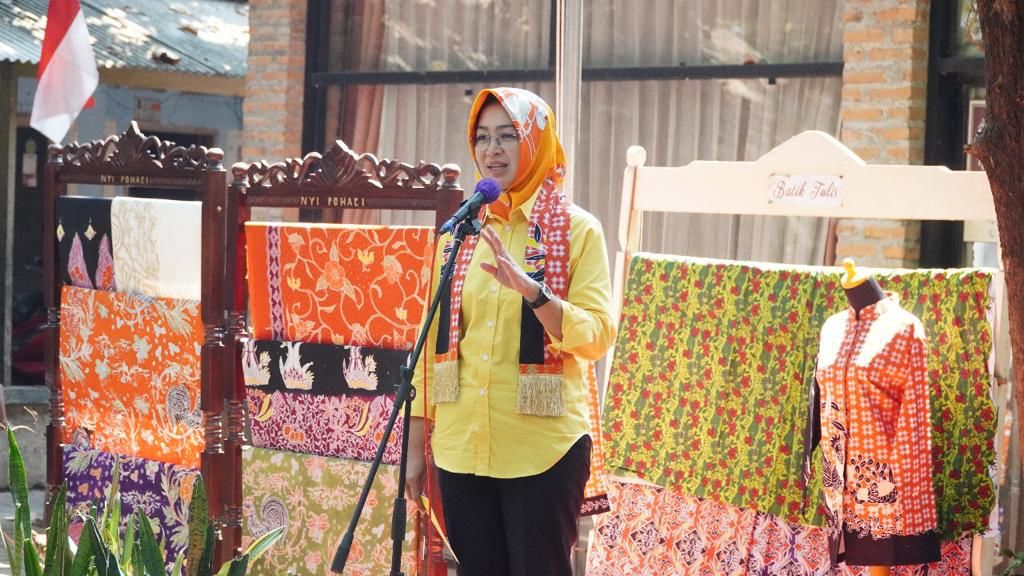 Sambangi Kampung Budaya Kemuning, Airin Diajak Membatik Foto : Ist