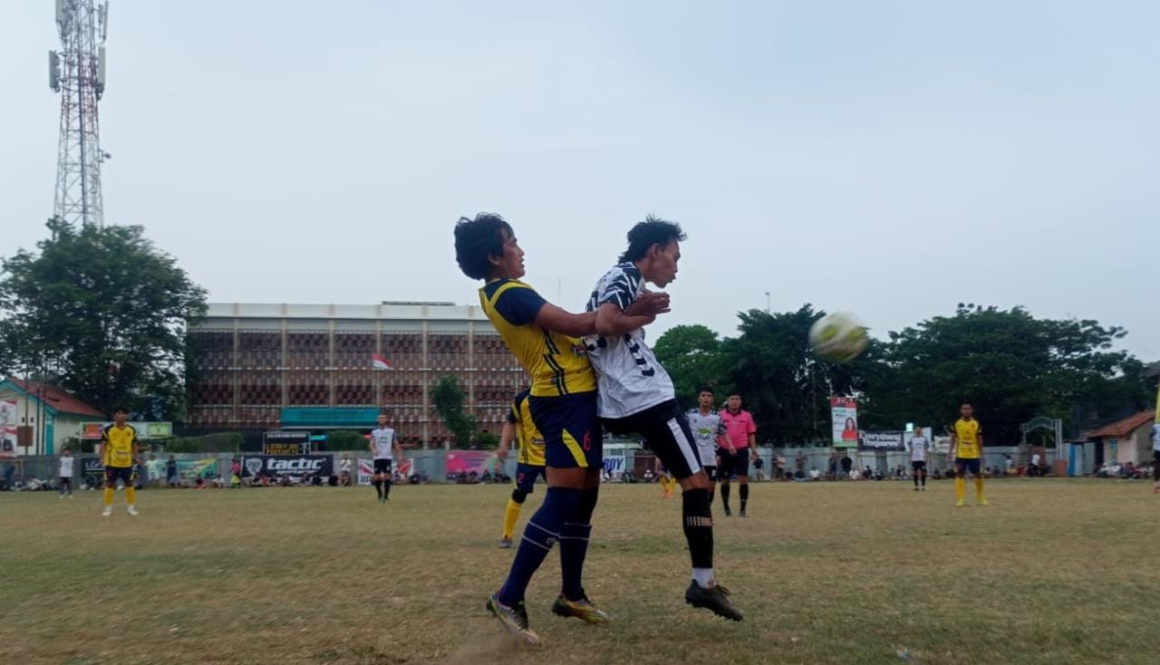 Sang Manajer Tak Puas Forkabi Lolos 8 Besar, Serdadu Gaek Mahbub Tak Gentar dengan Putra Selatan Bek All Stars Pakujaya, Junaidi Abdullah (kiri) menjaga ketat penyerang Forkabi Tangsel, Nanda.(Foto: Red/tangselpos.id).