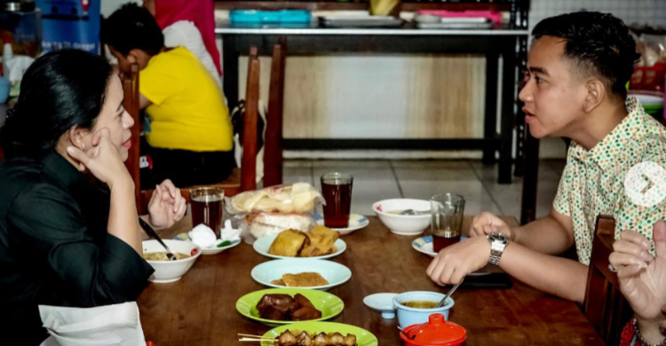 Sarapan Pagi Di RM Soto Gading 2, Puan dan Gibran Masih Mesra Foto : Ist