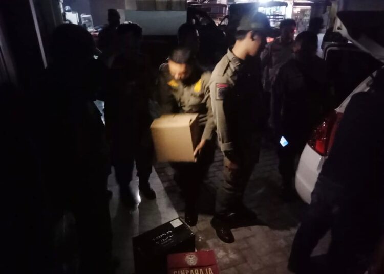 Satpol PP Amankan 90 Botol Miras Berbagai Merek Di Cibodas Foto : Ist