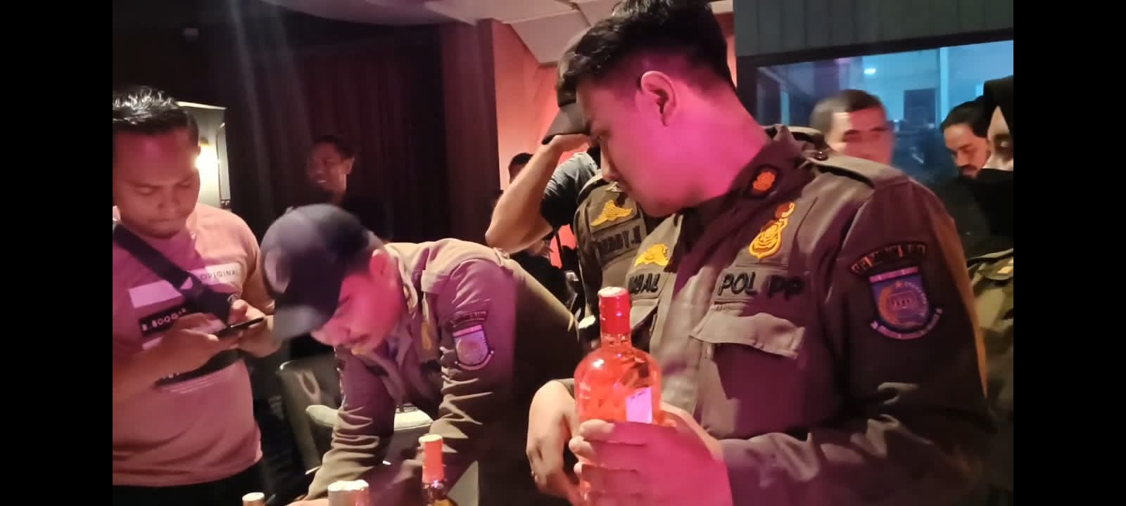 Sejumlah Tempat Hiburan Malam di Tangsel Digerebek, Ratusan Botol Miras Disita Petugas Foto : Ist
