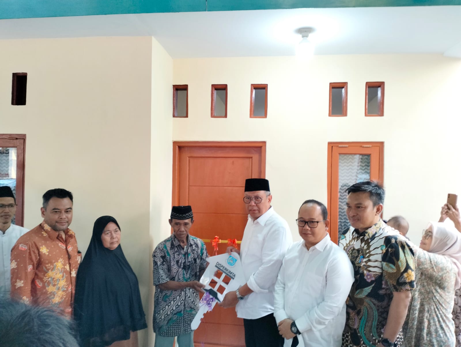 Senyuman Pak Jaya Pecah di Hadapan Benyamin, Rumahnya Kini Kokoh Tanpa Bocor Usai Dibedah Foto : Ist