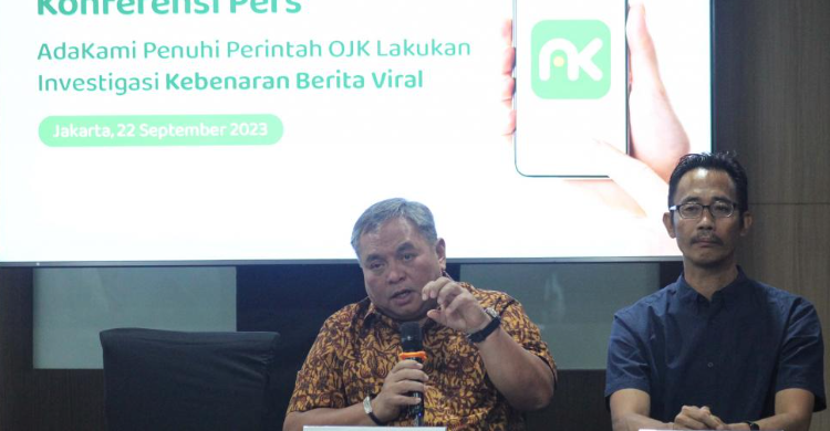 Soal Korban Pinjol Bunuh Diri Direktur Utama AdaKami Bernardino Moningka Vega Jr (kiri) bersama Sekjen Asosiasi Fintech Pendanaan Bersama Indonesia (AFPI) Sunu Widyatmoko (kanan) saat konferensi pers. Foto : Ist