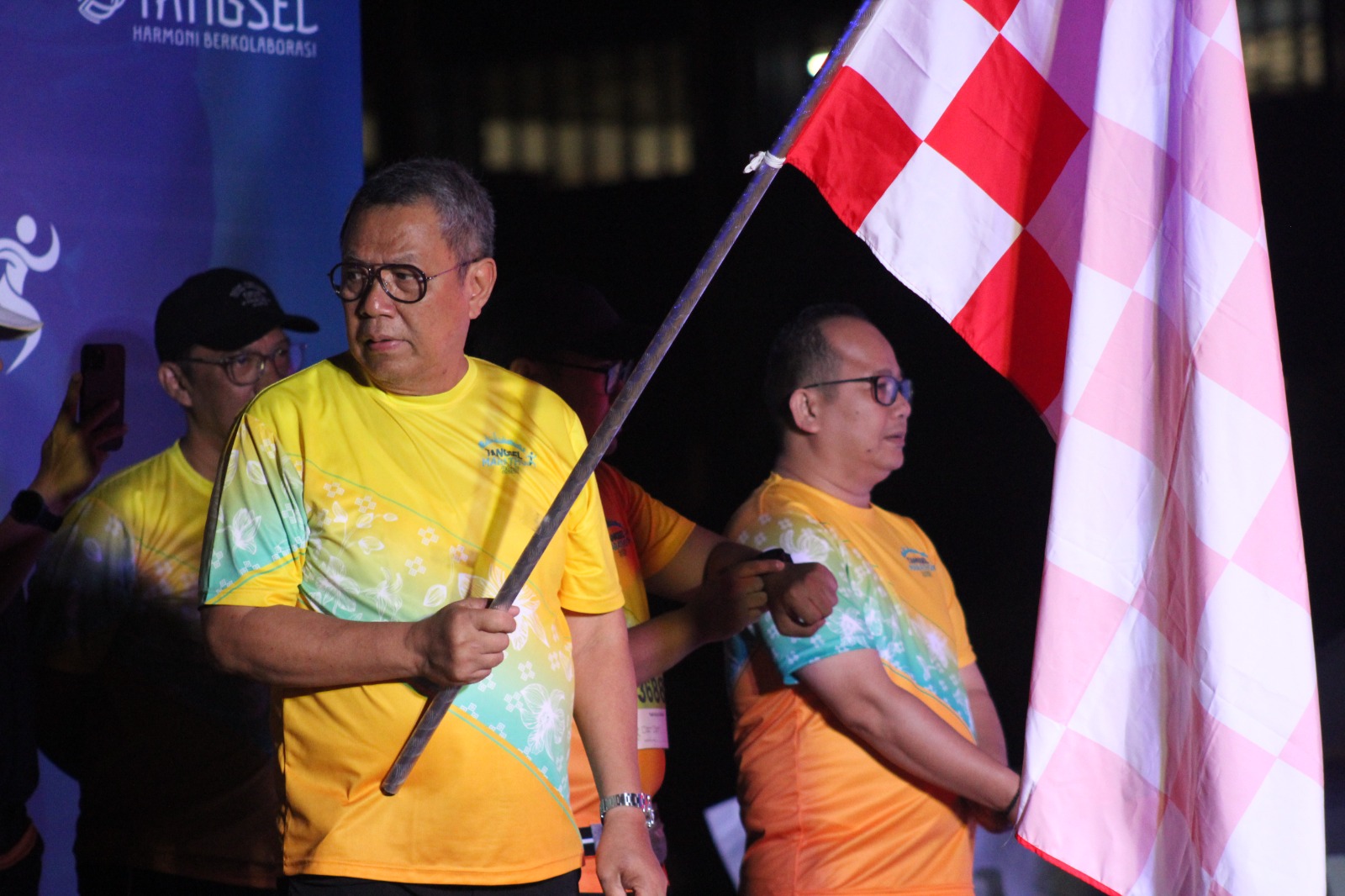Tangsel Marathon 2023 Sukses Digelar, Jumlah Peserta Meningkat Drastis Wali Kota Tangerang Selatan, Benyamin Davnie, melepas ribuan peserta Tangsel Marathon 2023. (tangselposid/Mg.Jay)