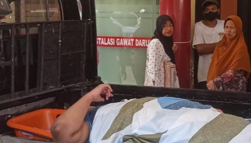 Terjatuh, Damkar Turun Tangan Evakuasi Pria Obesitas 200 Kg di Jaksel Foto : Ist