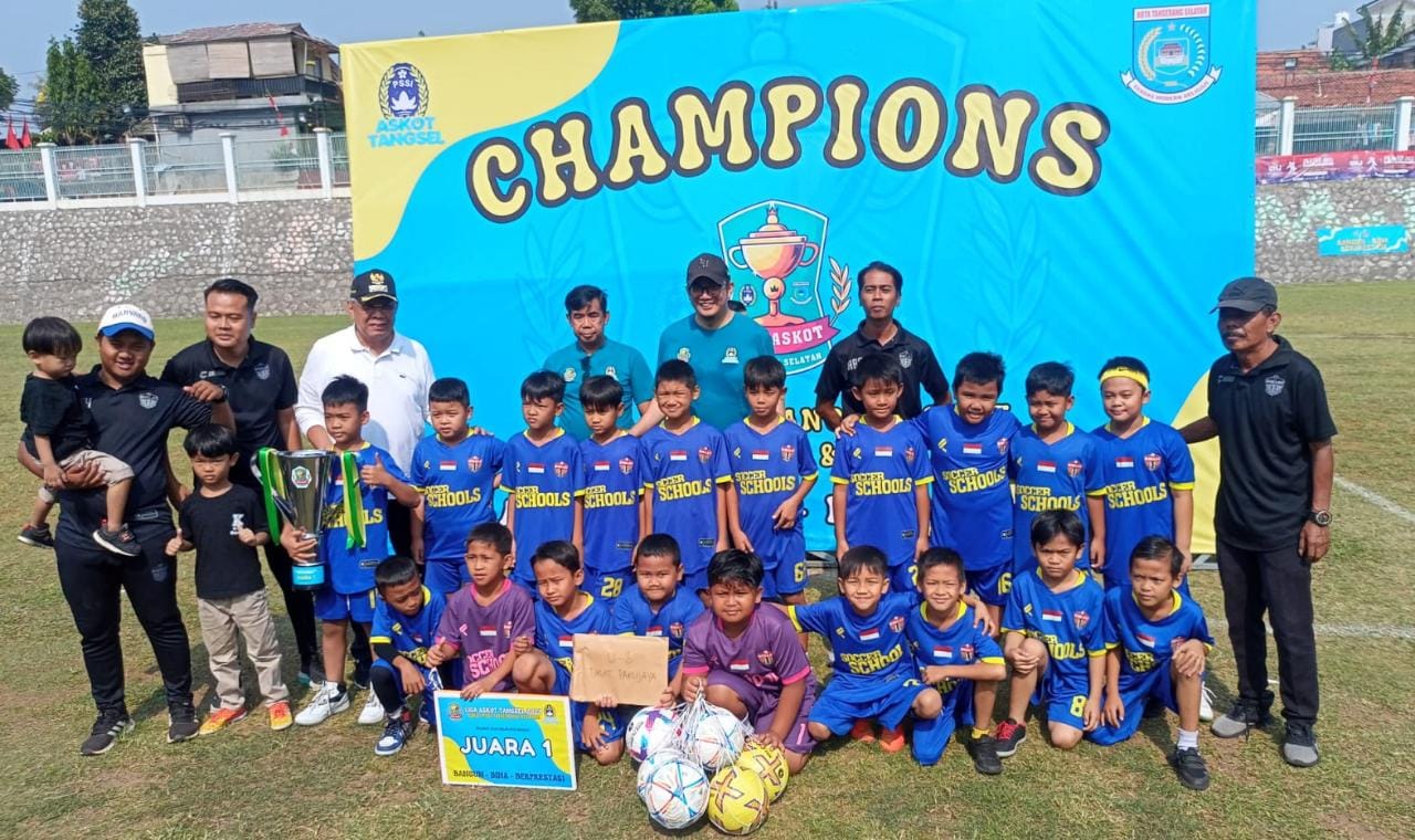 Tiga Bulan Bergulir, Diklat Pakujaya & Putra Ralin Dominasi Juara Wali Kota Tangsel, Benyamin Davnie foto bersama pengurus dan anak-anak Diklat Pakujaya usai seremoni pembagian piala di Lapangan UMJ, Minggu (17/9).(Foto: Red/tangselpos.id).