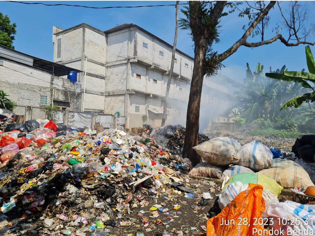 Warga RW 23 Pondok Benda Protes Lapak Sampah Ilegal Suasana lapak tempat sampah, yang juga kerap terjadi pembakaran sampah secara illegal di RW 23 Kelurahan Pondok Benda, Kecamatan Pamulang. Warga meminta lapak tersebut ditutup secara permanen.(dra)