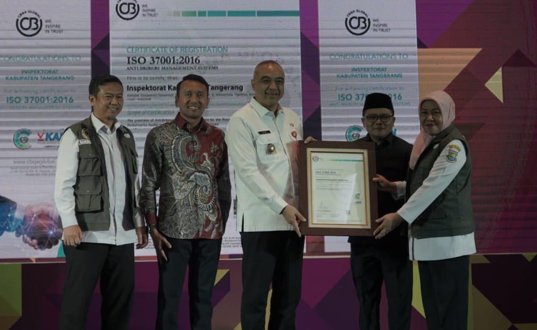 Wujudkan Pemerintahan Kredibel, Bupati Tangerang Aktif Dorong Gerakan Antisuap Bupati Tangerang Zaki Iskandar menerima Sertifikat ISO 37001 sebagai wujud komitmen dalam tata kelola pemerintah yang bersih dari suap, Rabu (13/9/2023). (Ist)