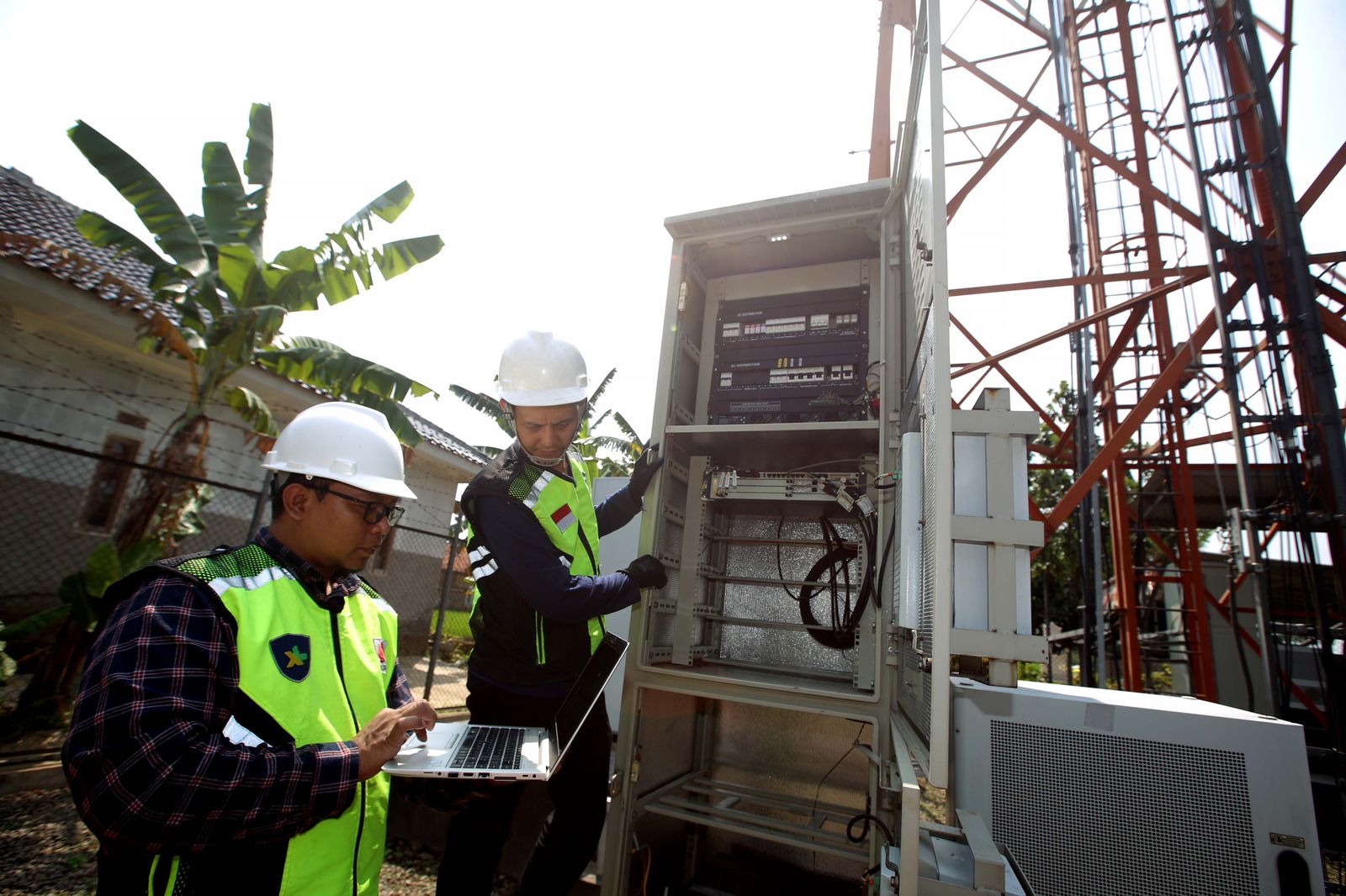 XL Axiata Pastikan Ketersediaan Jaringan di Sepanjang Jalur Kereta Cepat Jakarta-Bandung Teknisi melakukan pemeliharaan perangkat Base Transceiver Station (BTS) milik XL Axiata yang berlokasi tidak jauh dari Depo Kereta Cepat Jakarta-Bandung. (Ist)
