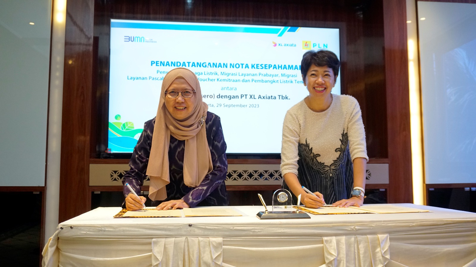 XL Axiata – PLN Kolaborasi Integrasi Produk dan Gali Potensi Bisnis (ki-ka) Direktur Retail & Niaga PLN, Edi Srimulyanti dan Direktur & Chief Enterprise and Corporate Affairs Officer XL Axiata, Yessie D. Yosetya melakukan penandatanganan MoU di Jakarta, Jumat (29/9/2023). (Ist)