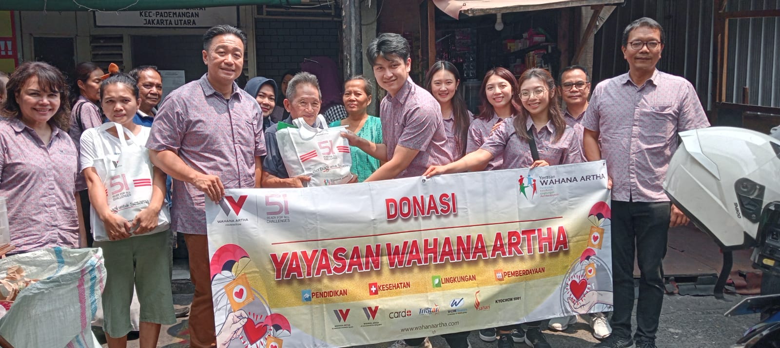 YWA Sebar 1.000 Paket Sembako di Lima Lokasi Yayasan Wahana Artha salurkan sembako.(ist)