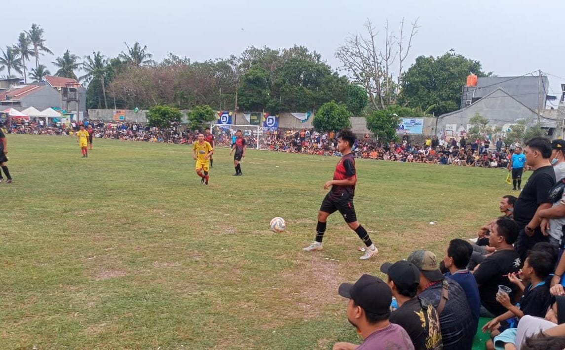 AAA Menang Mudah Atas Gagak FC, Nayla Ingin Loloskan Dua Tim di 32 Besar Pemain Gagak FC mencoba mengontrol bola saat melawan AAA FC.(Foto: Red/tangselpos.id).