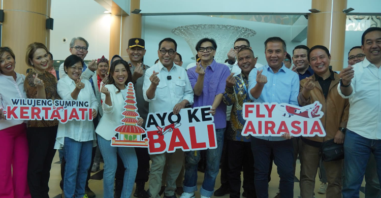 AirAsia, Maskapai Pertama Layani Rute Kertajati-Denpasar Menhub Budi Karya Sumadi (depan baju putih) saat berada di Bandara Kertajati. Foto : Ist