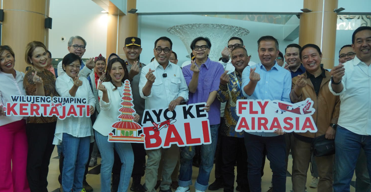 Menhub Budi Karya Sumadi (depan baju putih) saat berada di Bandara Kertajati. Foto : Ist