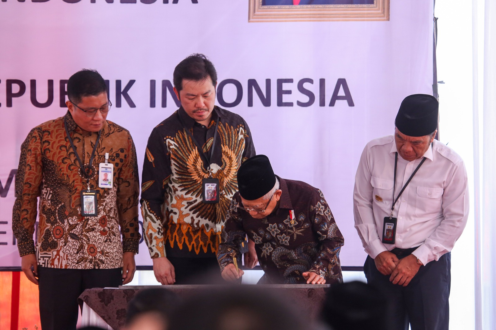 Al Muktabar Tekankan Industri Ramah Lingkungan Wapres KH Ma'ruf Amin resmikan pabrik baja didampingi Pj Gubernur Banten Al Muktabar.(yul)