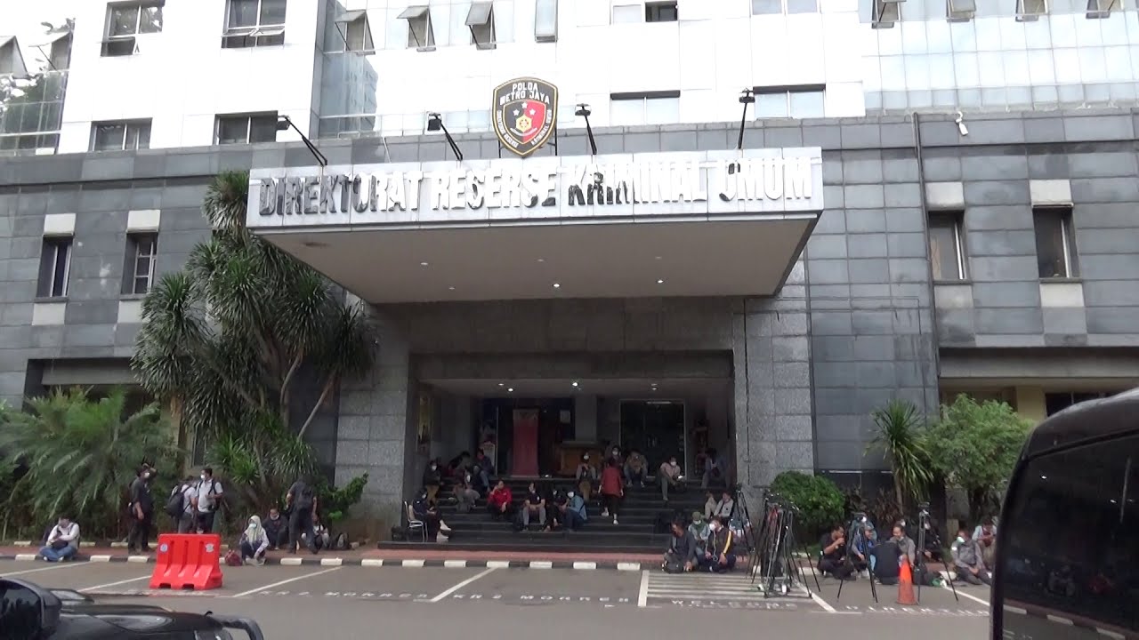 Asosiasi Lawyer Muslim Indonesia Laporkan Video Syur Diduga Artis RK Gedung Polda Metro Jaya. Foto : Ist