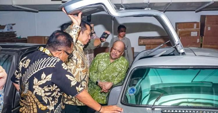 Bamsoet dan Ilham Matangkan Museum Mobil Koleksi Habibie di TMII Foto : Ist