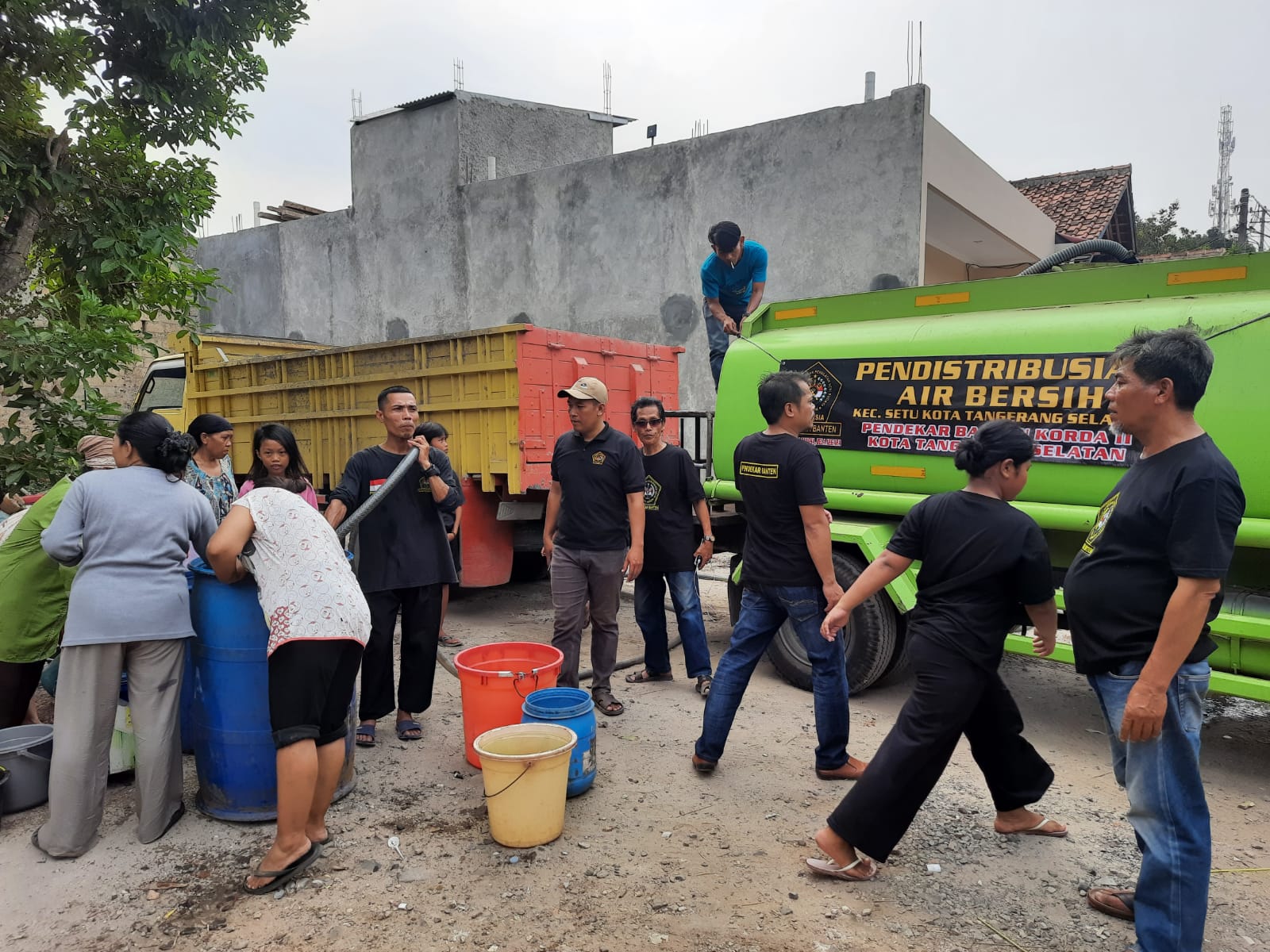 Bantu Warga Keranggan Terdampak Kekeringan, Pendekar Banten Distribusikan Air Bersih Foto : Ist