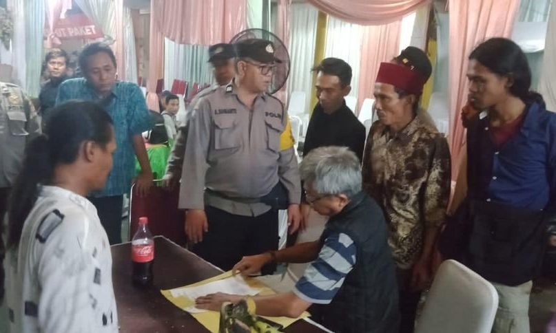 Bikin Macet Jalan, Polisi Bubarkan Pesta Pernikahan Terlihat petugas kepolisian mendatangi acara pernikahan di Jalan Meruga Raya, lantara acara pernikahan tersebut memakan ahu jalan raya, hingga menyembabkan kemacetan.(dra)