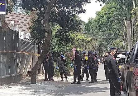 Bom Terkubur di Setiabudi, Gegana Olah TKP Lagi Foto : Ist
