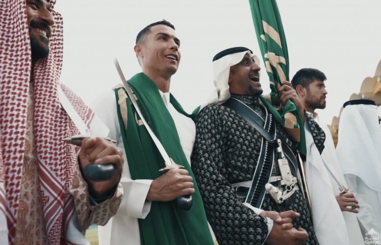 Cristiano Ronaldo Terlihat Pakai Gamis Lagi, Semakin Lekat dengan Arab Saudi Foto : Ist