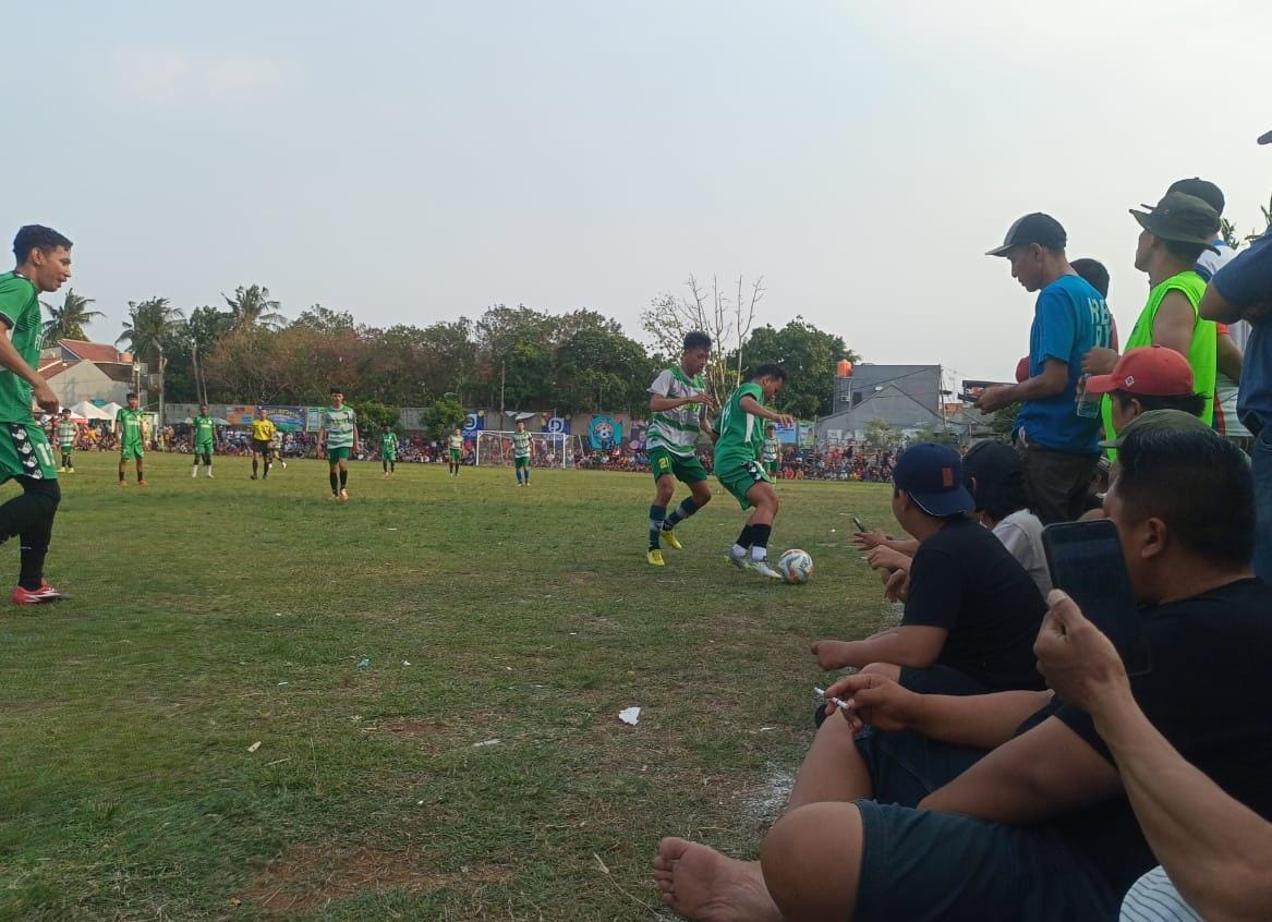 Dihuni Paketan Denis, Regak FC Diselamatkan Titik Putih Penalti Ribuan penonton jadi saksi duel ketat antara Regak FC melawan Mandala FC (Foto: Red/tangselpos.id).