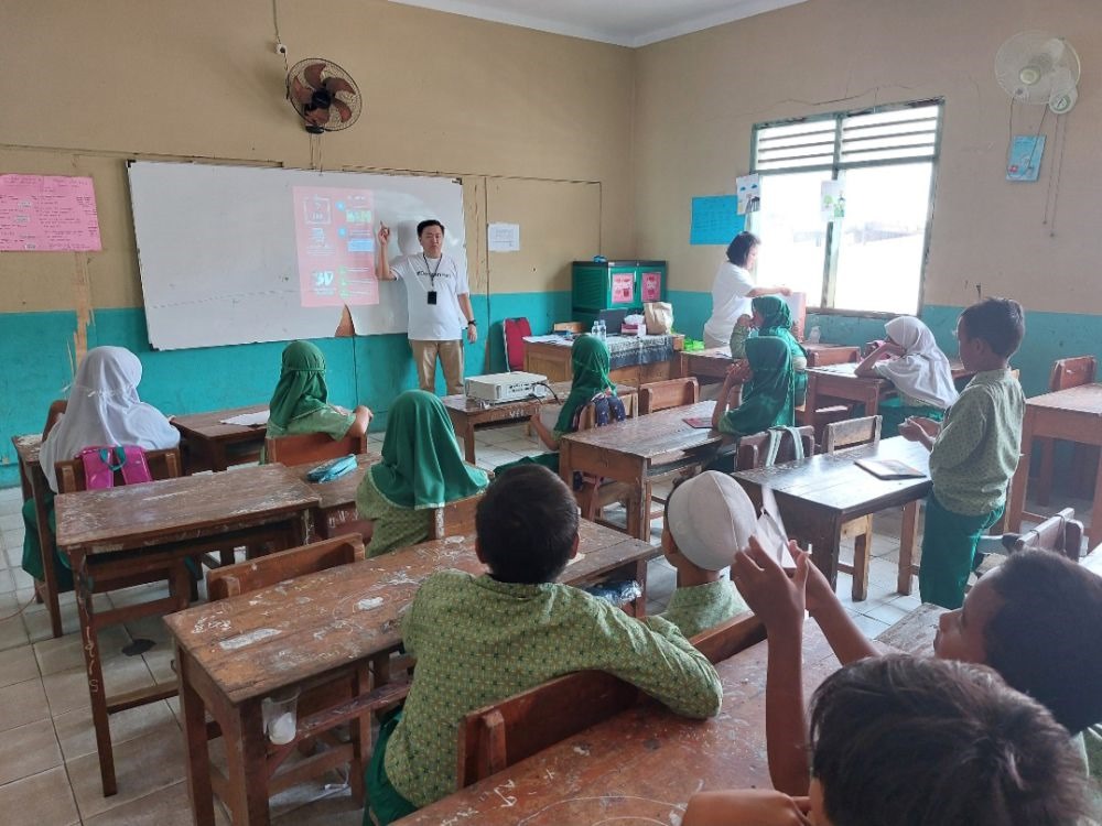 Edukasi Literasi Keuangan Sasar Siswa Madrasah Sejumlah siswa mendapat edukasi terkait literasi keuangan, Kamis (19/10). Edukasi tersebut diberikan oleh para relawan dari program Permata Cerita milik PermataBank.(dra)