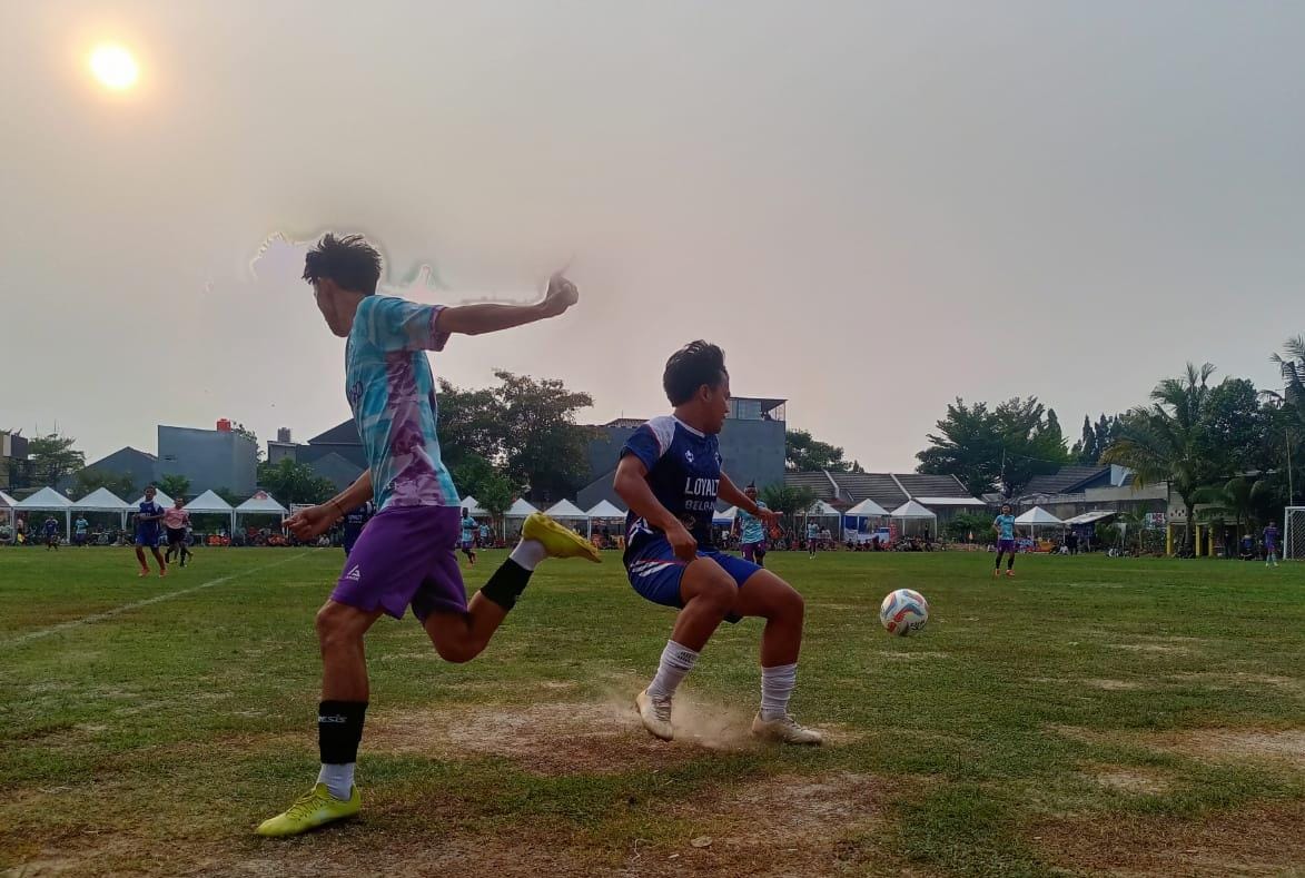 Bek Dejan FC, Azis (kiri) kesulitan membantu tekanan saat melawan FD Jakbar.(Foto: Red/tangselpos.id).