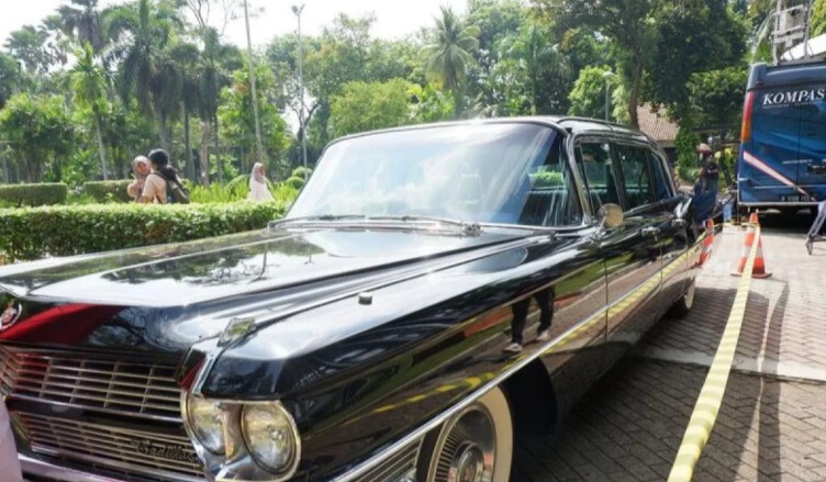 Ganjar Disambut Meriah Massa Pendukung, Ke KPU Naik Mobil Dinas Bung Karno Foto : Ist