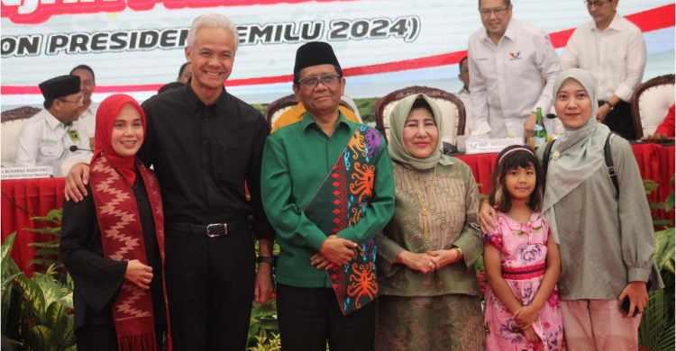 Ganjar-Mahfud Foto Bareng Istri, Hasto: Kepemimpinan Dimulai dari Keluarga Foto : Ist