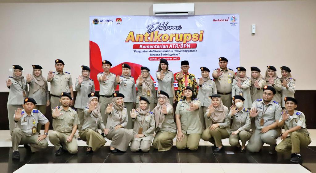 Deklarasi Anti Korupsi dengan tema Penguatan Antikorupsi untuk Penyelenggaraan Negara Berintegritas digelar oleh Kementerian ATR/BPN Republik Indonesia. Deklarasi secara luring ini BPN Kota Tangerang Selatan (Tangsel).(dra)