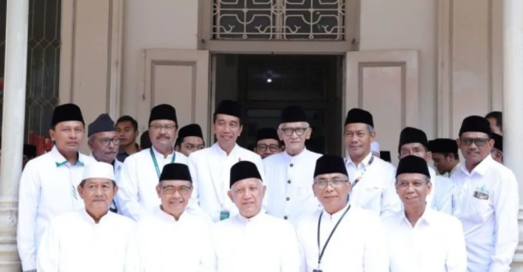 Jokowi Gelar Pertemuan Dengan 20 Kiai Khos Di Surabaya, Ngomongin Apa? Foto ; Ist