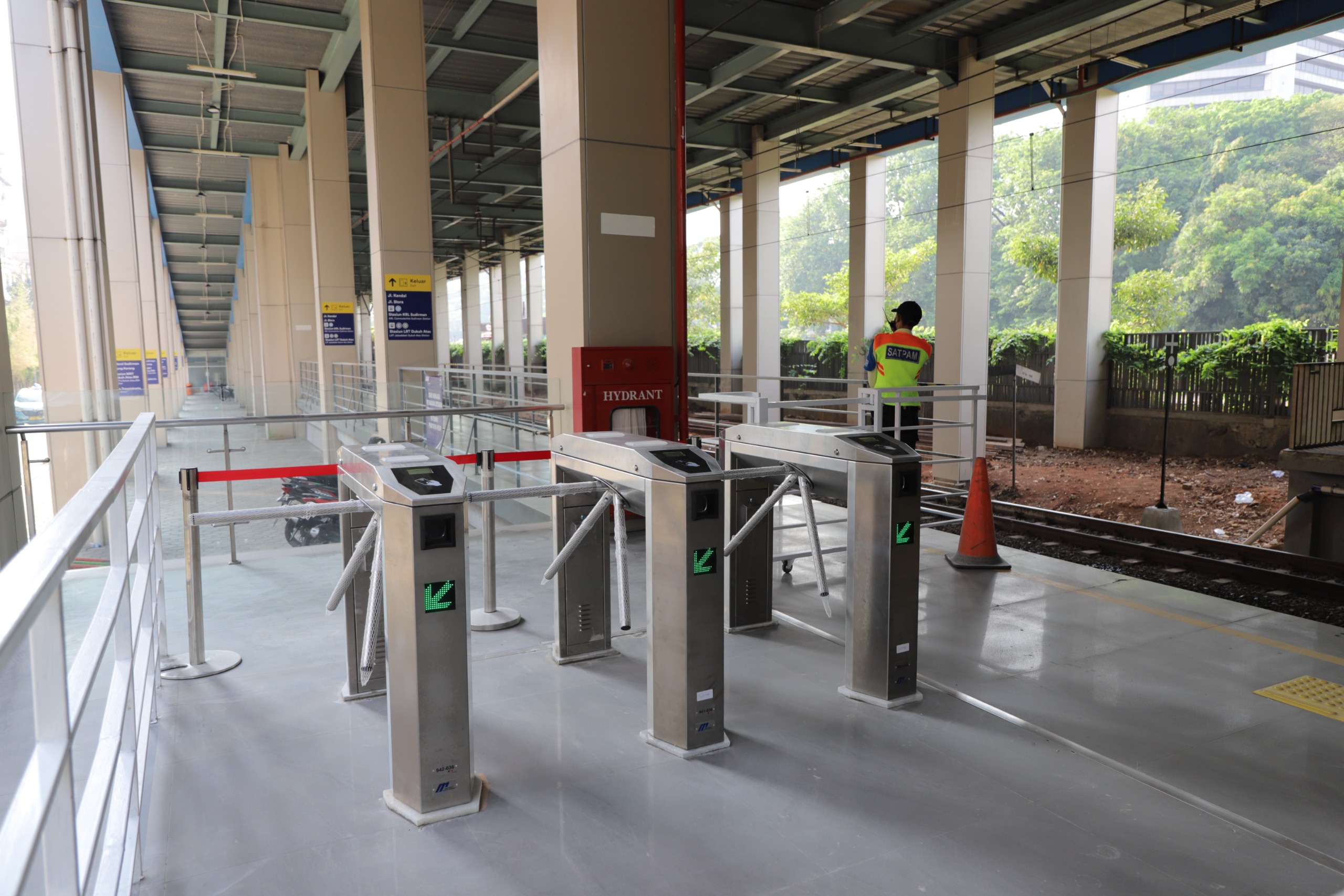KAI Commuter Tambah Gate Elektronik di Selasar Utara Stasiun BNI City Foto : Ist